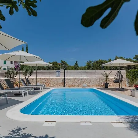 Apartment Charming Tome With Pool *