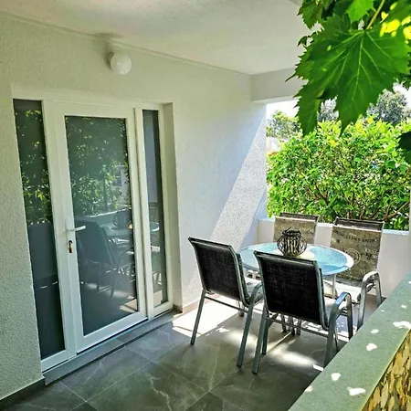 Charming Tome With Pool Apartment Vir