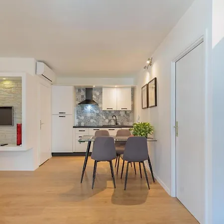 Charming Tome With Pool Apartment