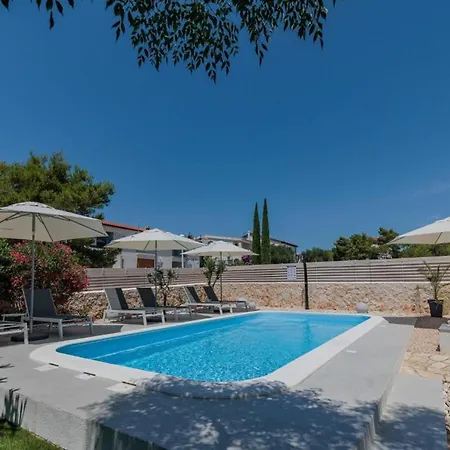 Charming Tome With Pool *