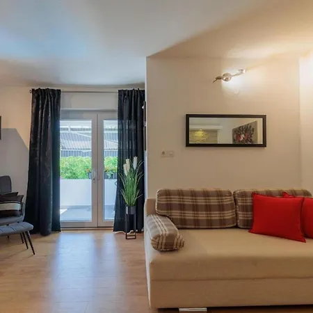 Apartment Charming Tome With Pool