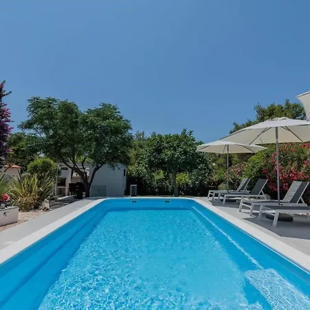 Apartment Charming Tome With Pool Vir