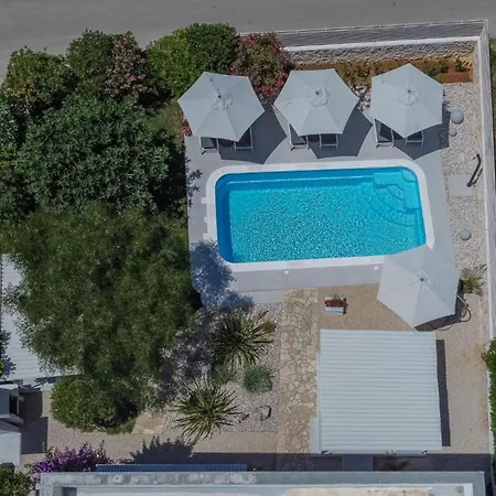 Charming Tome With Pool * Vir