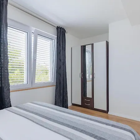 Charming Tome With Pool Apartment