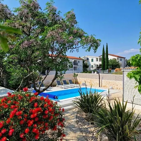 Charming Tome With Pool *