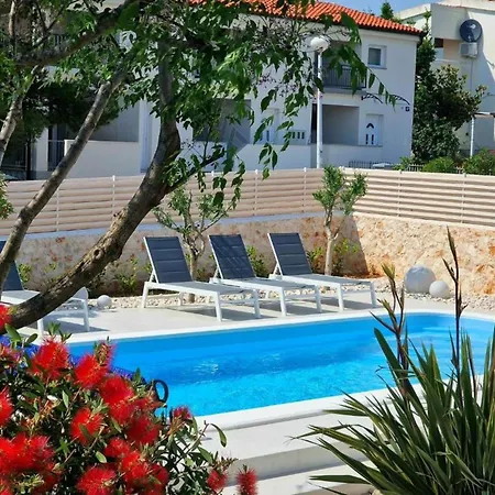Charming Tome With Pool Apartment